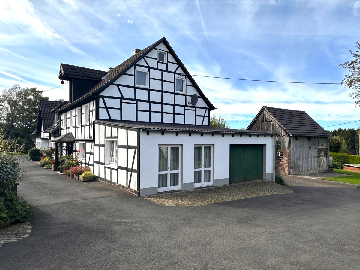 Hoffläche mit Wohngebäuden und Gartenhaus