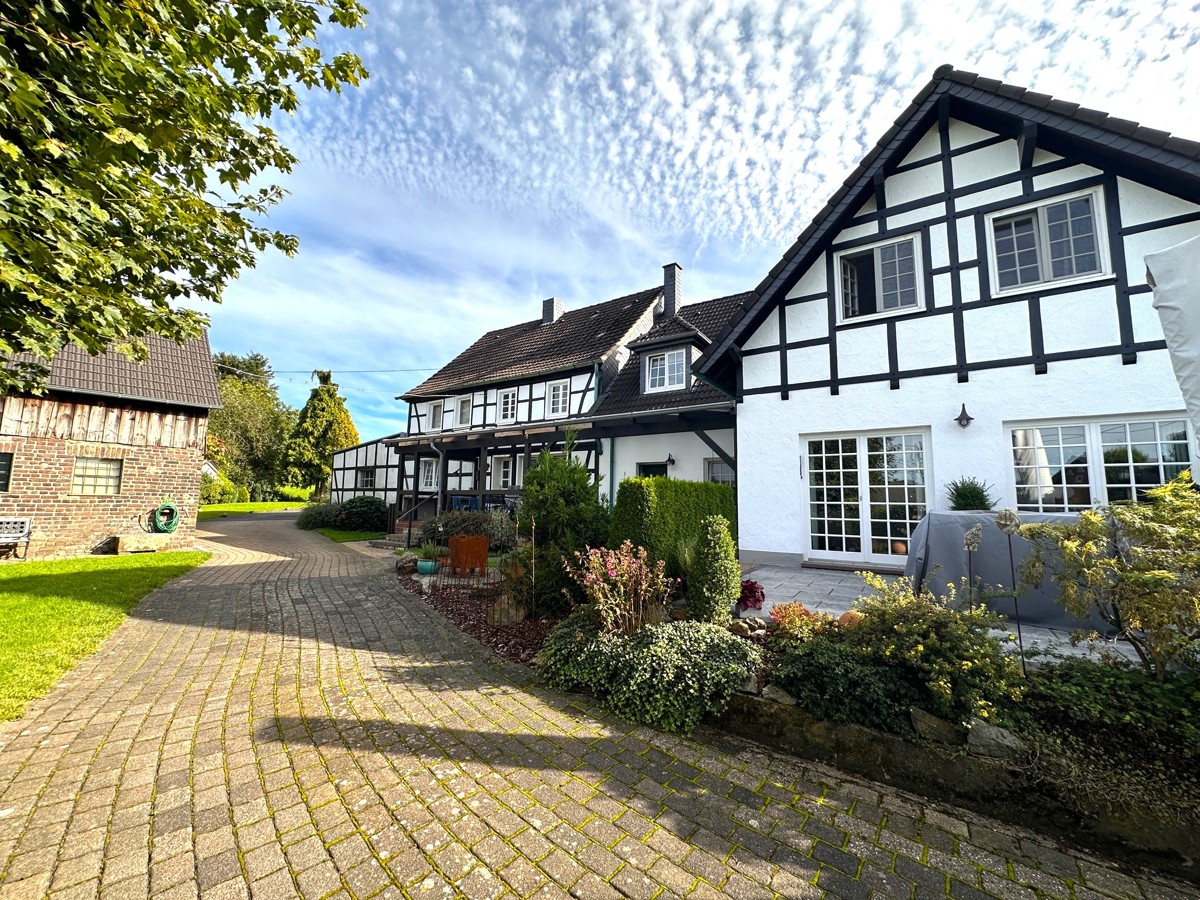 Blick auf die Wohngebäude mit Vorgarten/Terrasse/Veranda gartenseitig