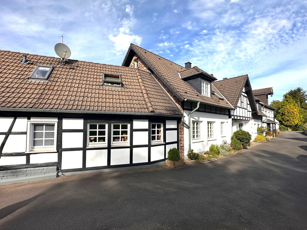 Blick auf die Wohngebäude und Zufahrt zur Hauptwohneinheit und zum Altenteil