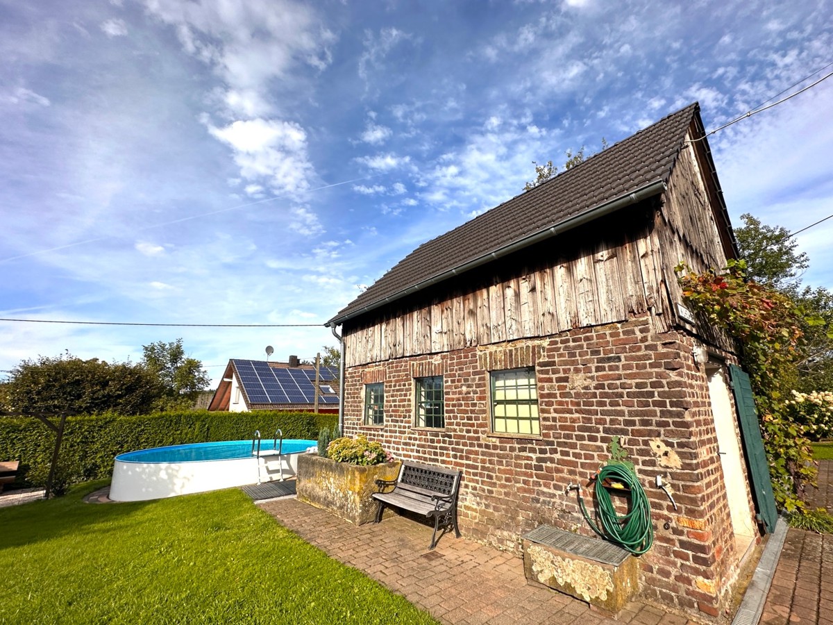 Gartenhaus und Gartenanlage mit Pool