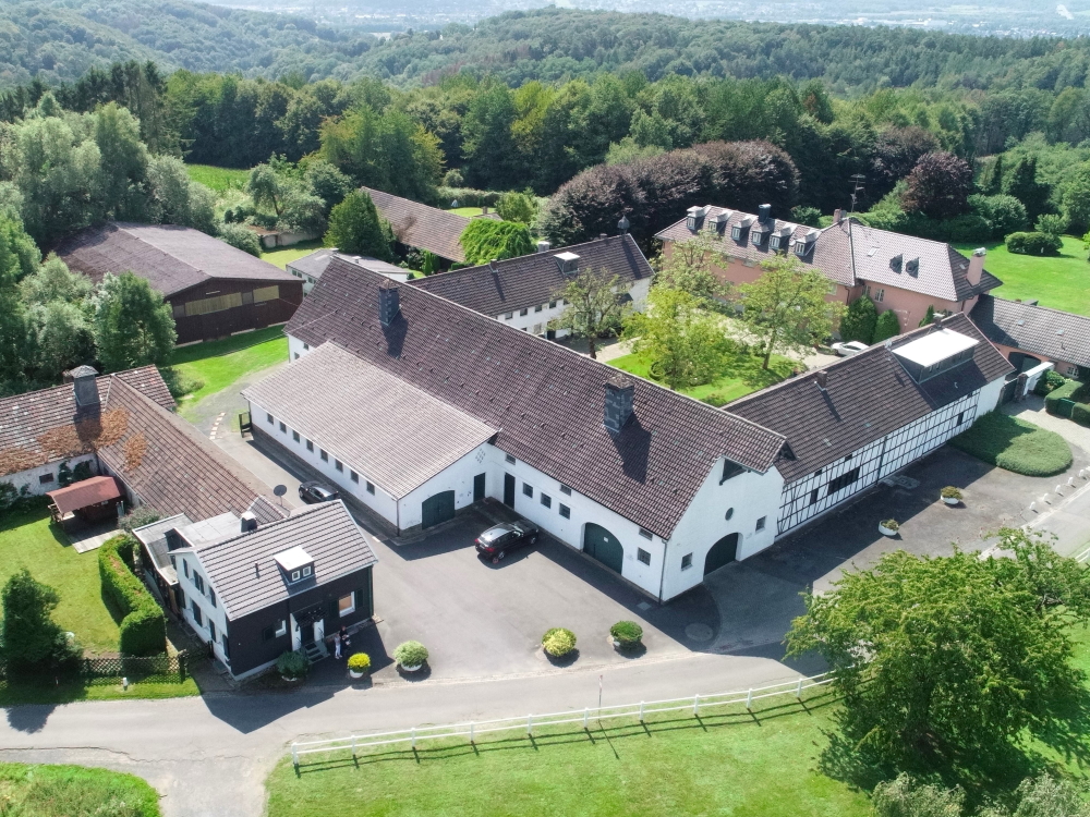 Hofanlage mit Wohnhaus und Wirtschaftsgeb&auml;uden aus der Luft