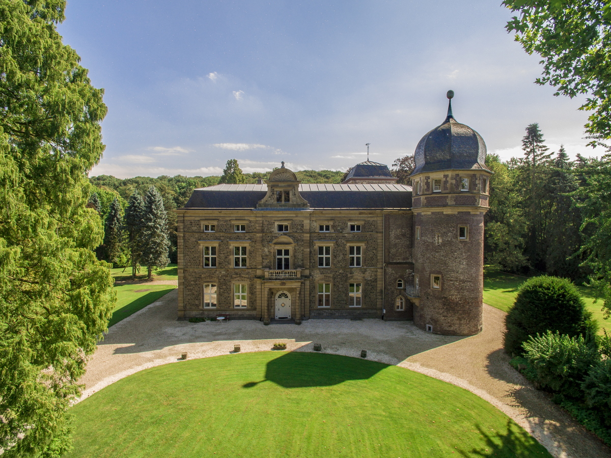 Schloss mit T&uuml;rmen und Parkanlage
