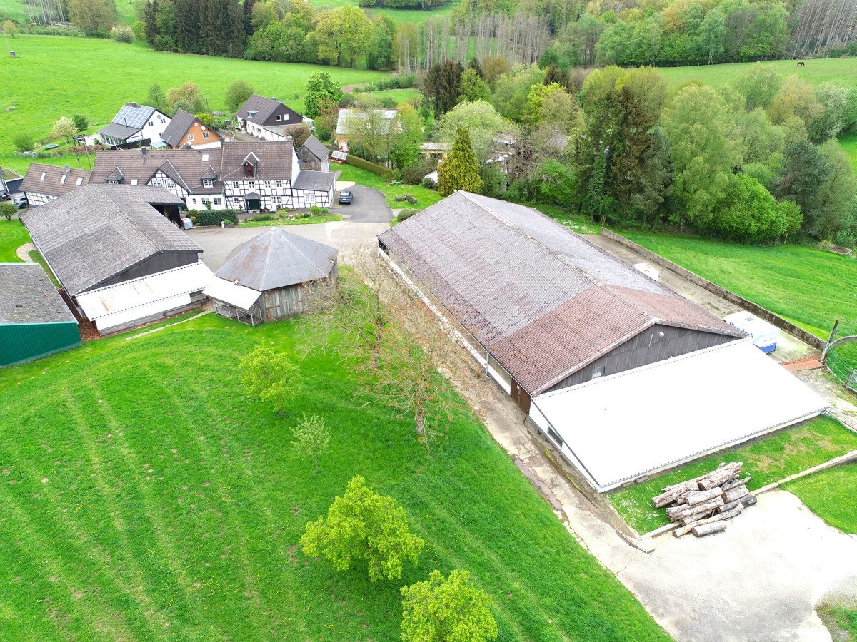 Übersicht Hofstelle (Drohnenaufnahme) aus Süden