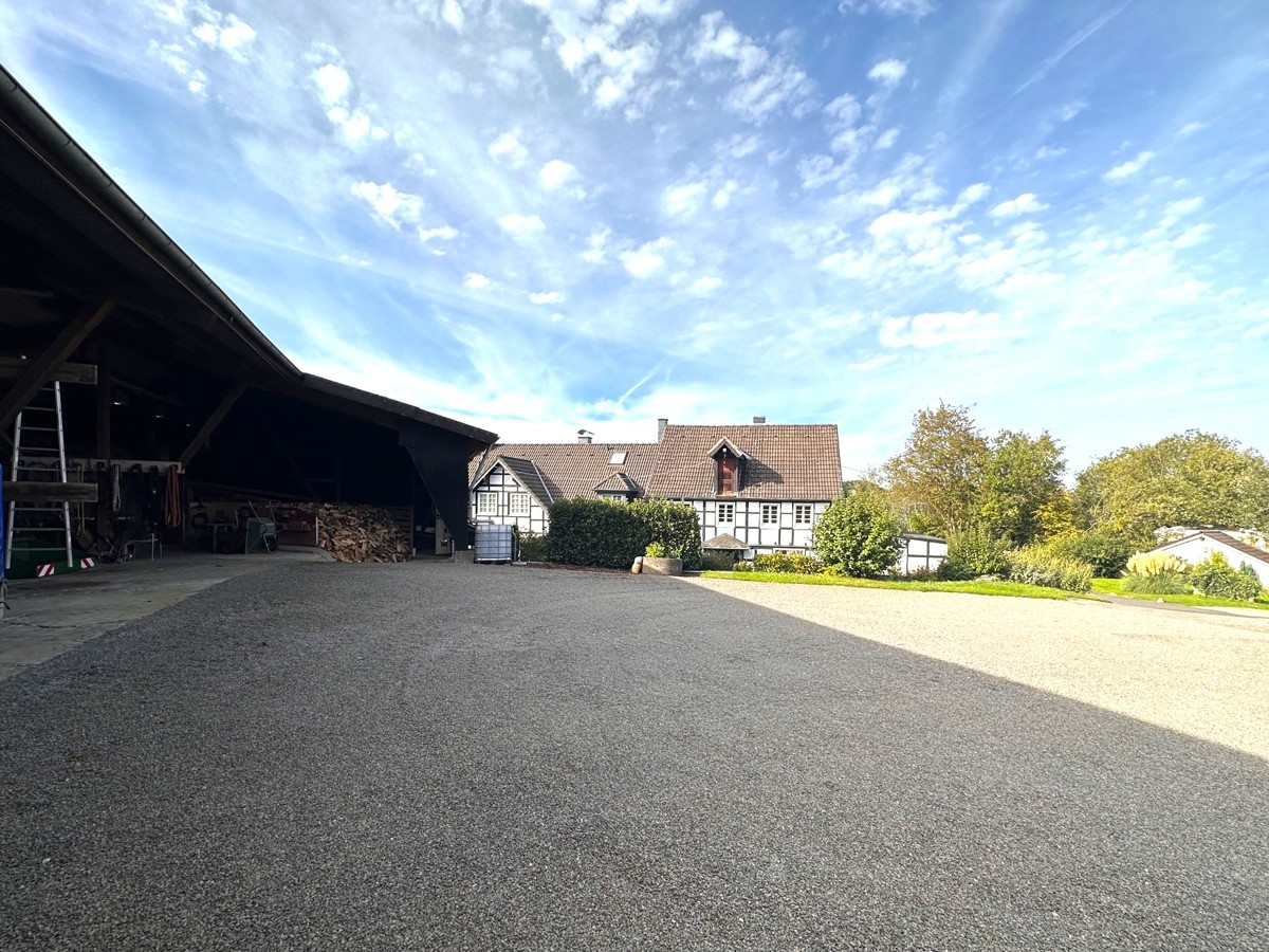 Remise mit Hoffläche (Splitt)