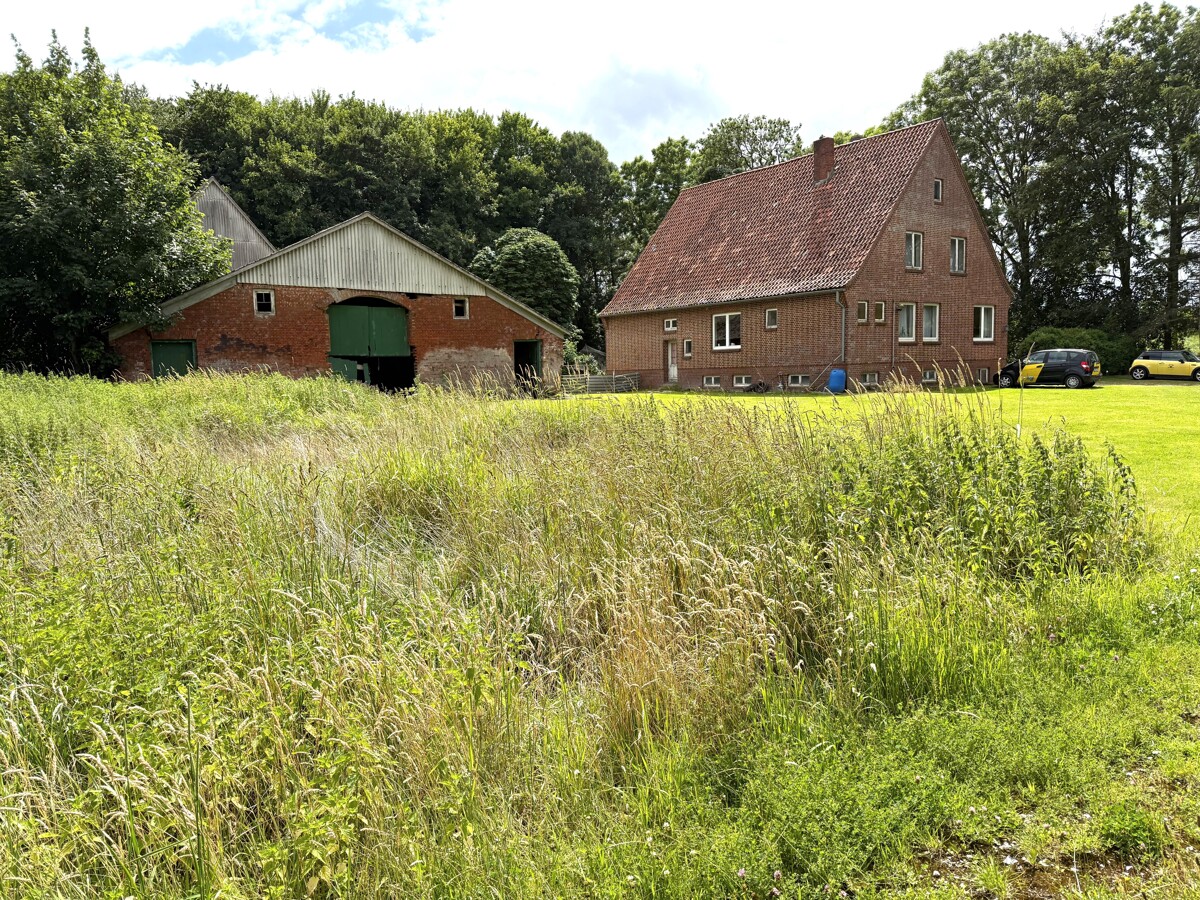 Blick auf das Wohnhaus und den Stallkomplex