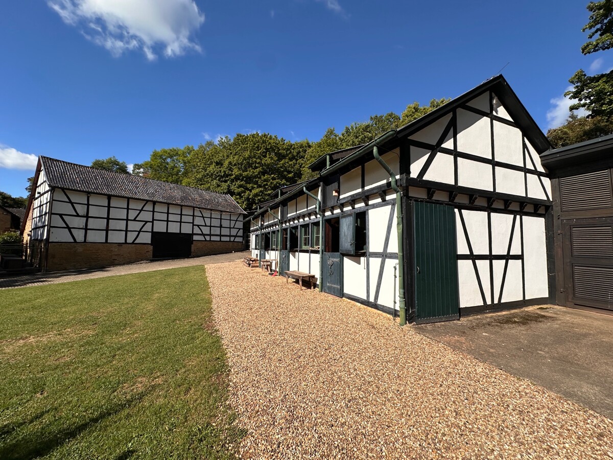 Pferdestall und Scheune