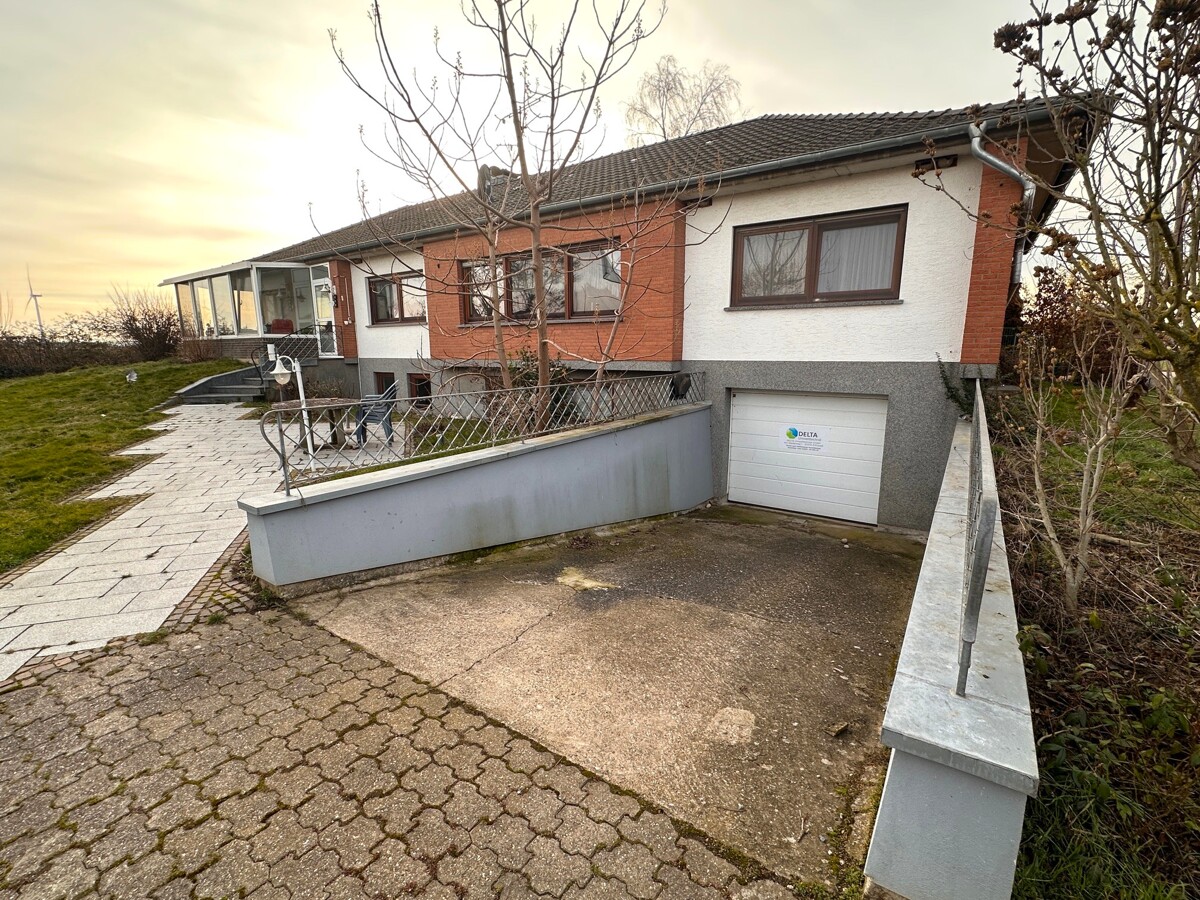 Wohnhaus und Garageneinfahrt