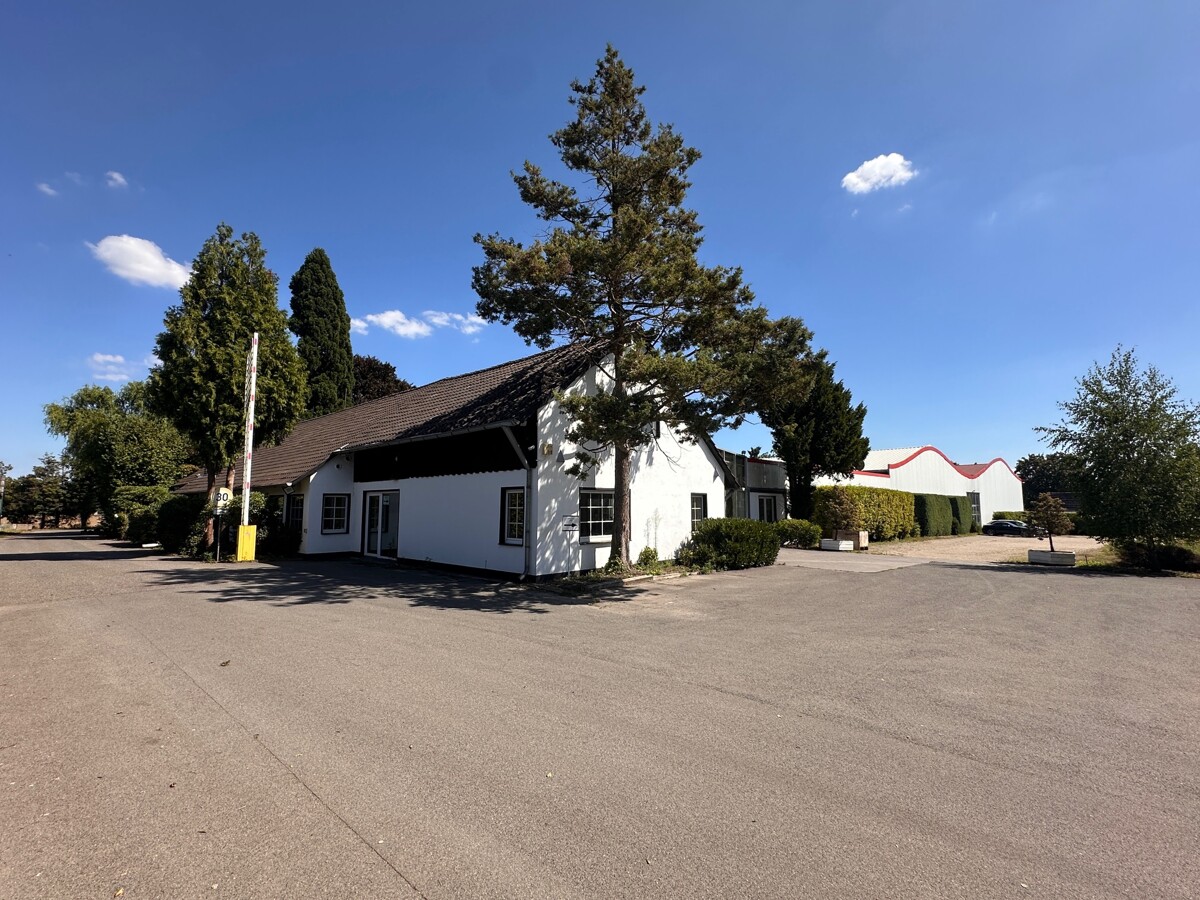 Blick über die Hoffläche von Westen