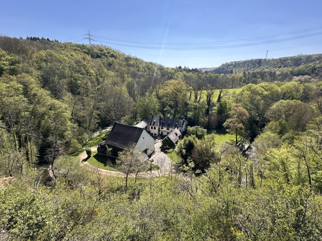 Blick auf die Mühle vom nördlichen Felsen
