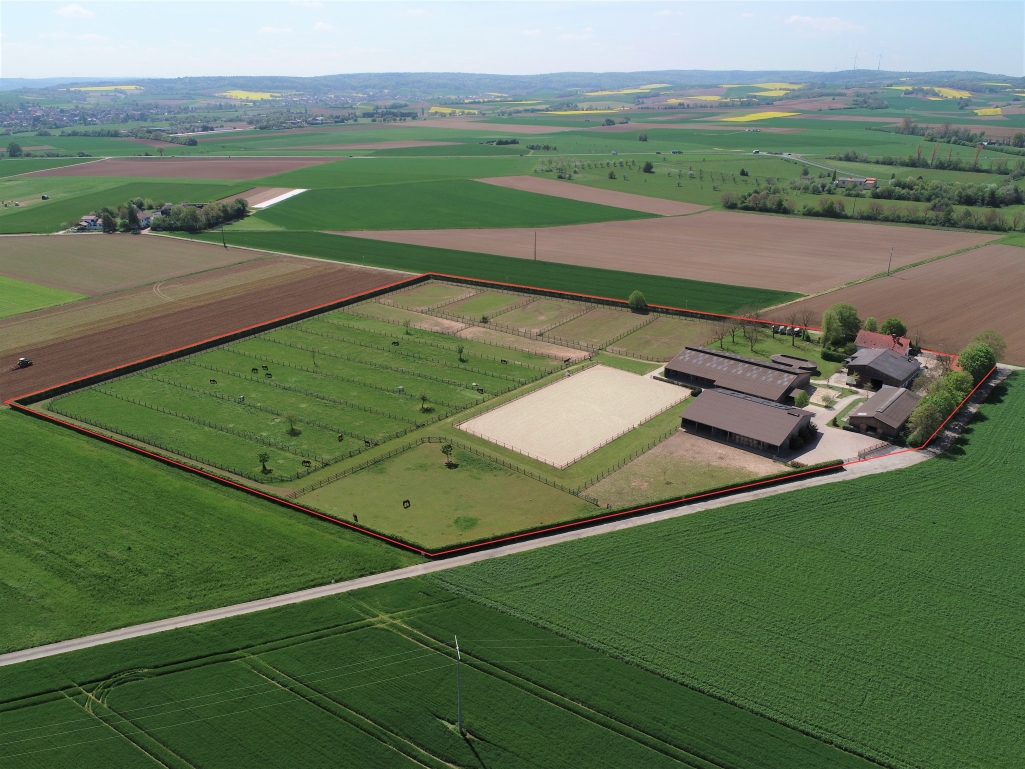 Reitanlage mit Reitpl&auml;tzen und Weiden aus der Luft